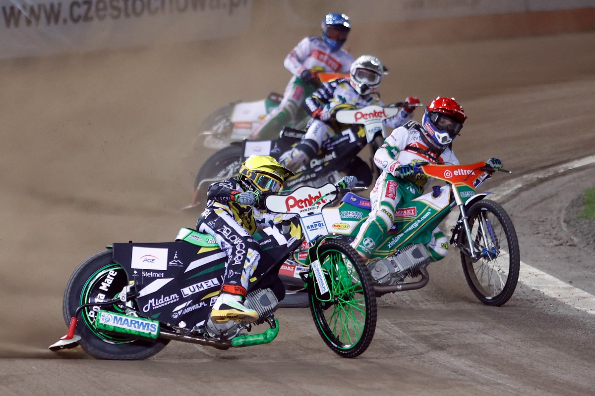 Leon Madsen (kask czerwony) i Kacper Woryna (niebieski) z Eltrox Włókniarz Częstochowa oraz Piotr Protasiewicz (biały) i Patryk Dudek (żółty) z Marwis.pl Falubazu Zielona Góra podczas meczu 3. kolejki żużlowej Ekstraligi