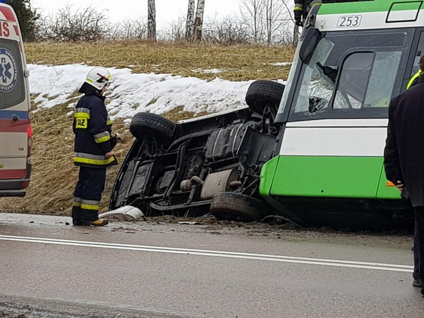 Groźny wypadek na Podlasiu. Autobus wypadł z drogi