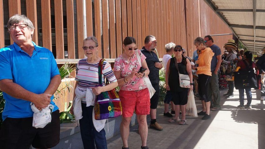 Američki turisti čekaju da se vrate u njihovu zemlju pored zida na granici | Foto: BBC