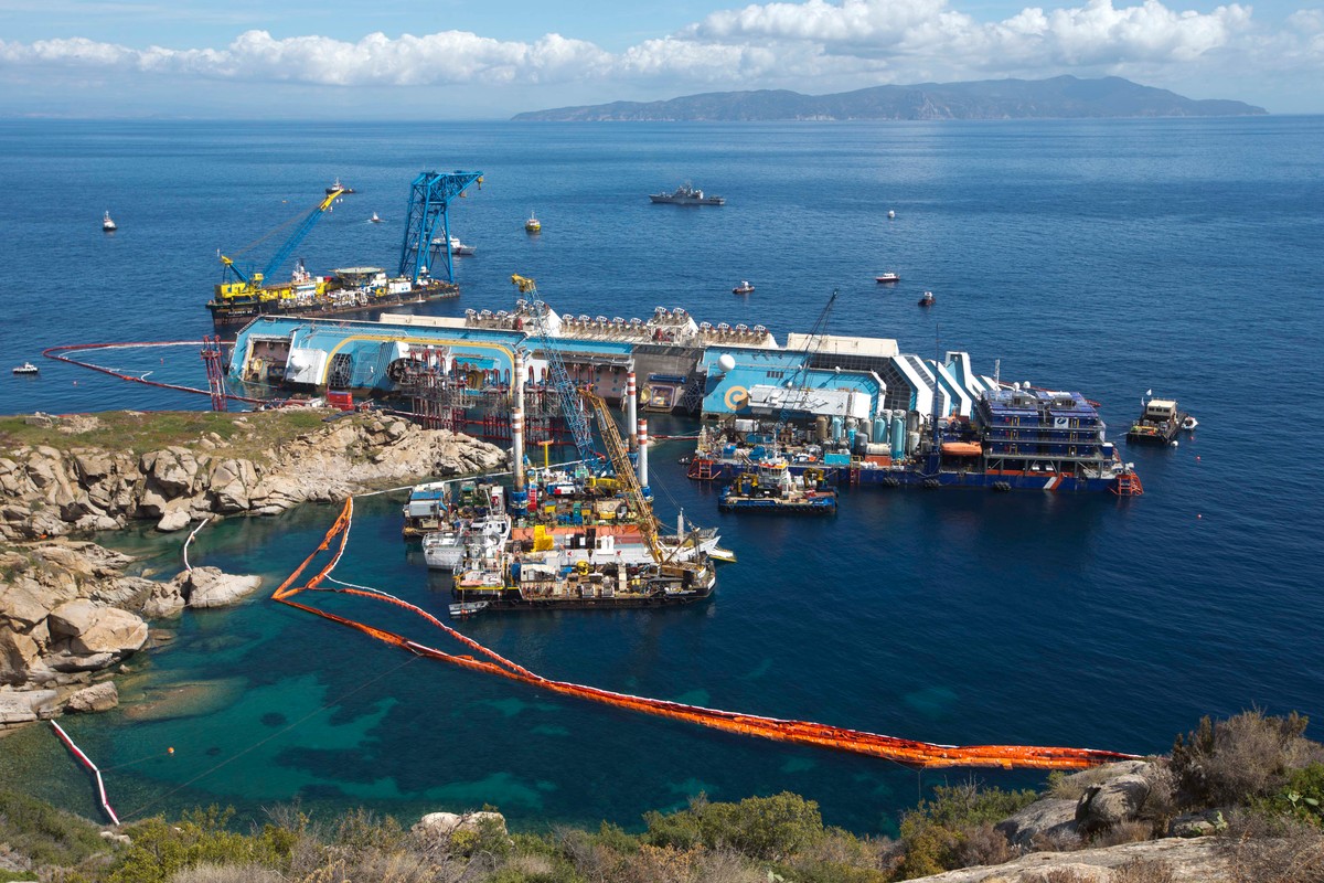 Costa Concordia podniesiona