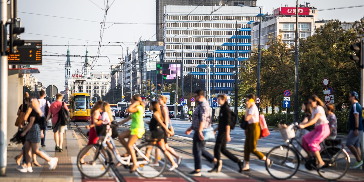 Odsetek firm planujących utrzymanie poziomów zatrudnienia wzrósł do 79 z 62 proc. na początku kwietnia, 13 proc. firm planuje zatrudniać, a 6 proc. myśli o zwolnieniach, wynika z VI fali badania przeprowadzonego przez Polski Instytut Ekonomiczny (PIE) i Polski Fundusz Rozwoju (PFR).