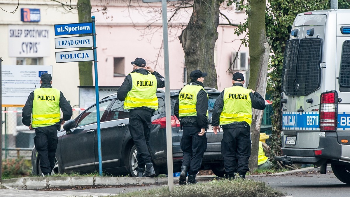 Na trzy miesiące aresztował wrocławski sąd dwóch mężczyzn zatrzymanych w związku z włamaniem do bankomatu w Wiszni Małej. Podczas strzelaniny w trakcie interwencji antyterrorystów zginęli tam policjant i jeden z włamywaczy.