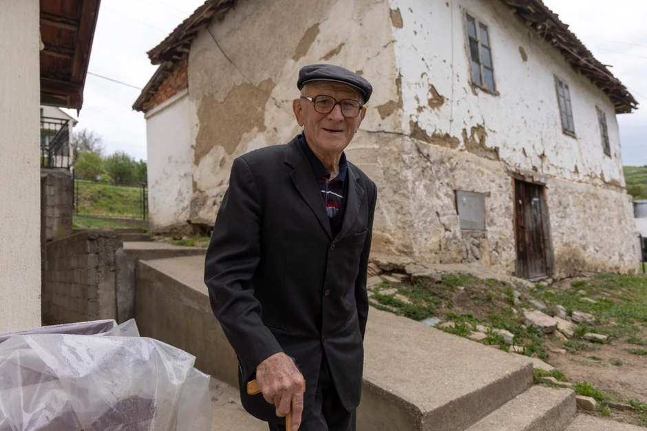 Dragomir ispred svoje stare kuće gde je odrastao