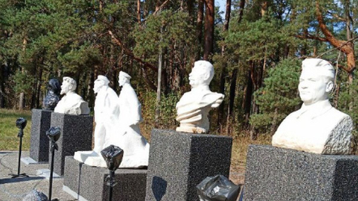 Kontrowersyjna "wystawa" w Rosji. Popiersie Stalina i Lenina przy polskich grobach