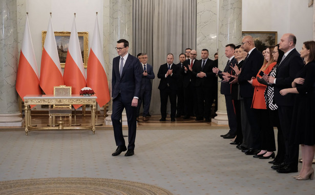 Powołanie w Warszawie dwutygodniowego rządu przez prezydenta Andrzeja Dudę