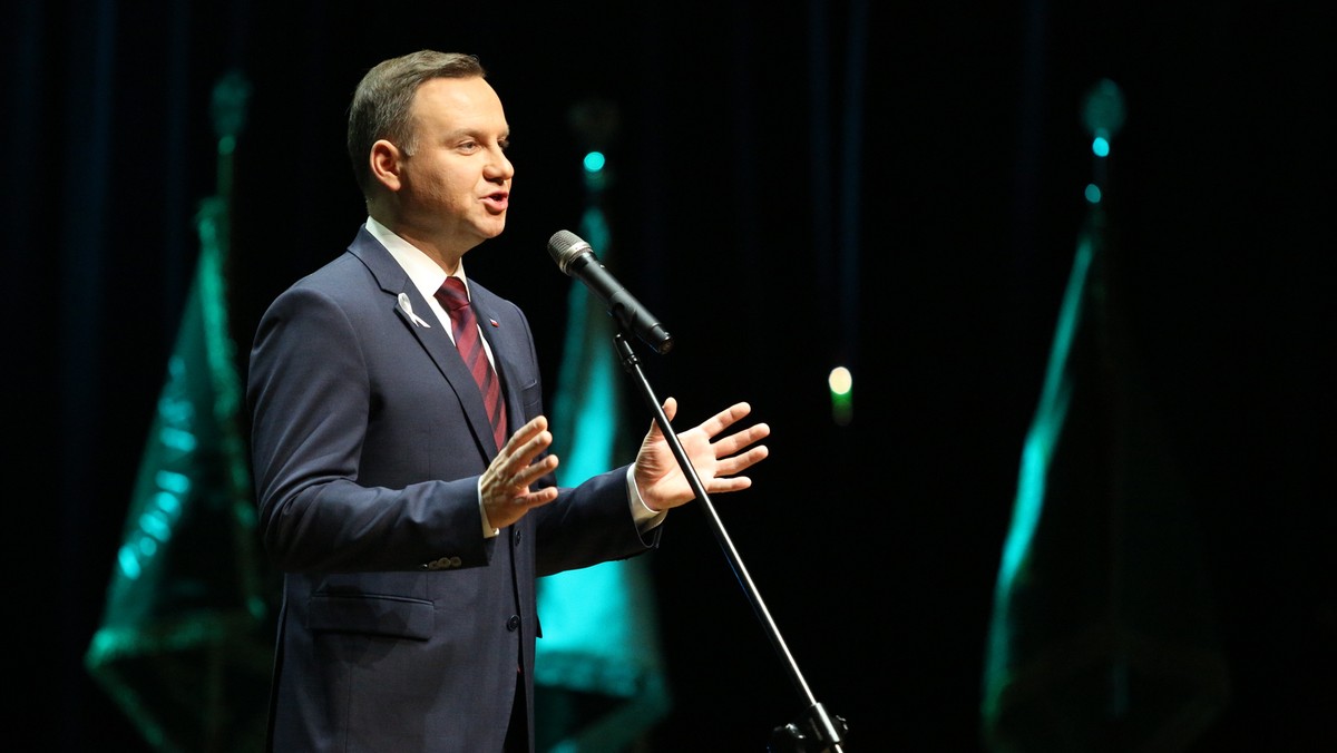 Prezydent Andrzej Duda wręczył dziś awans generalski płk. Ludwikowi Krempie – jednemu z ostatnich żyjących pilotów Polskich Sił Zbrojnych na Zachodzie, lotnikowi dywizjonu bombowego 304 w Wielkiej Brytanii. Uroczystość odbyła się w 8. Bazie Lotnictwa Transportowego w Krakowie.