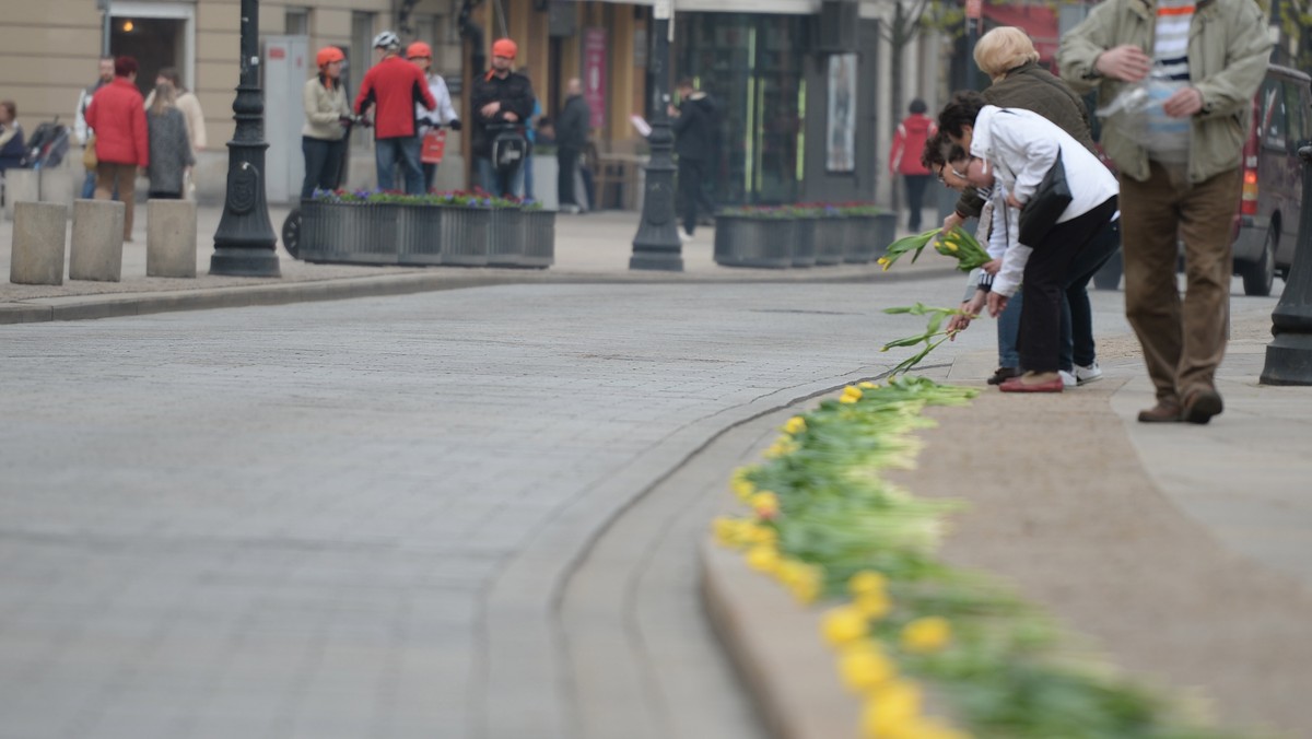 WARSZAWA KRAKOWSKIE PRZEDMIEŚCIE TULIPANY ROCZNICA (Tulipany na Krakowskim Przedmieściu)