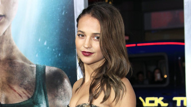 Alicia Vikander w zjawiskowej sukni na premierze filmu. Piękna!