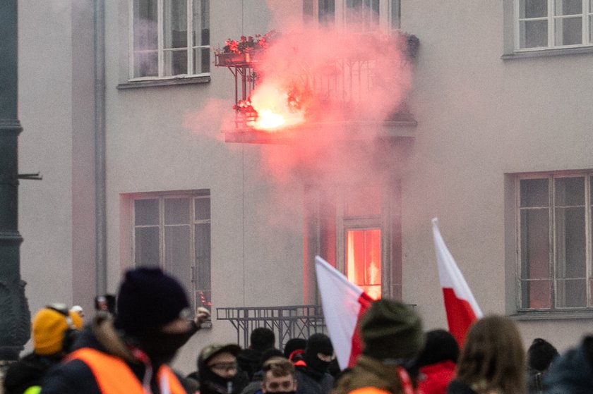 Rzucił racą w tęczową flagę i podpalił mieszkanie. Akt oskarżenia