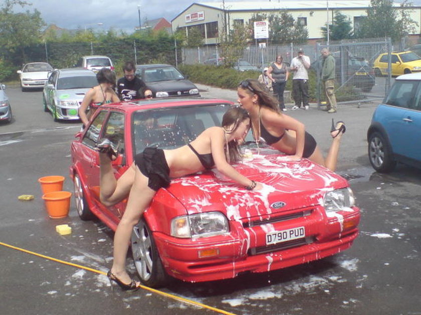 Gorące laski myją samochody
