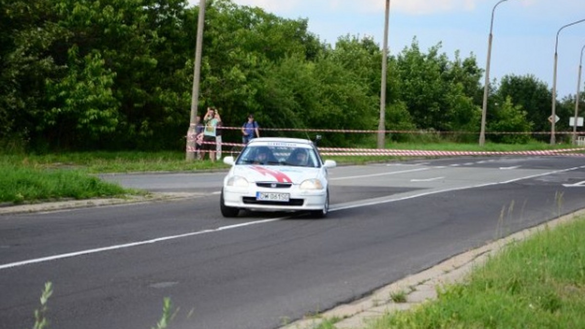 Sobotnim prologiem rozpocznie się 45 Rajd Festiwalowy w Opolu. Na starcie stanie 80 załóg, to zarówno zawodnicy z licencjami sportowymi jak i amatorzy. Dwudniowa impreza będzie rozgrywana w Opolu, ale też w Brzeziu i Dobrzeniu Wielkim. Kierowcy i mieszkańcy muszą liczyć się z utrudnieniami w miejscach w których przygotowano próby sportowe.