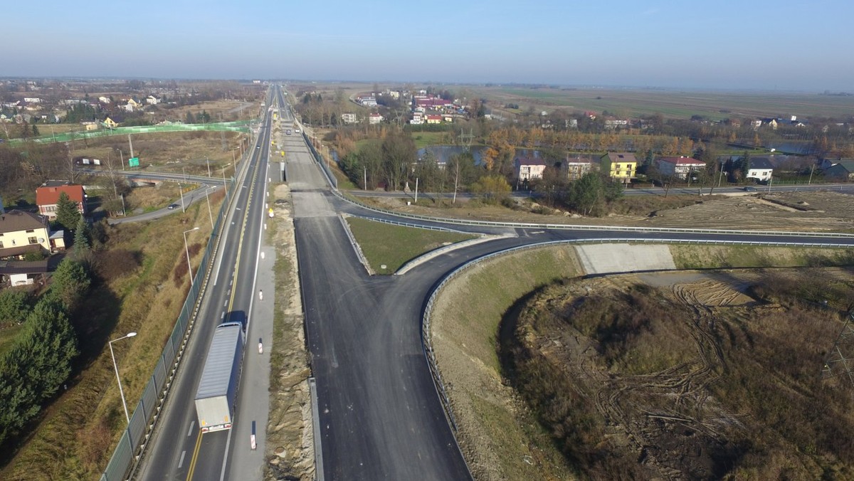 Dziś po południu zmieni się organizacja ruchu na wschodniej obwodnicy Jędrzejowa. Chodzi o skrzyżowanie dróg nr 7 i 78. Zmiany są konieczne, bo drogowcy przymierzają się do kolejnego etapu budowy ekspresowej "siódemki".