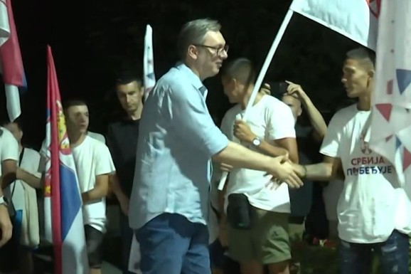 "ODMORITE, NE ŽURITE PO VRUĆINI" Vučić u Inđiji razgovara sa građanima koji pešače do Beograda na skup 27. juna: Dočekali ga sa zastavama