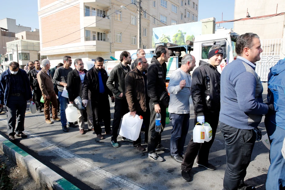 Irancu čekaju u redovima da dobiju dezinfekciono sredstvo