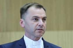 Pisał wulgarne wiadomości do internautki. Watykan ukarał byłego rzecznika kurii