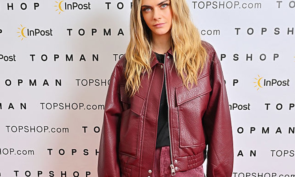 Ten materiał retro wraca w wielkim stylu! Te spodnie będą absolutnym hitem jesieni