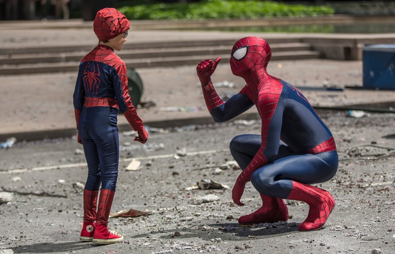 Peter Parker (Andrew Garfield) nie jest już nastolatkiem, właśnie skończył college, wybiera się na studia i planuje przyszłość z ukochaną Gwen Stacy (Emma Stone)