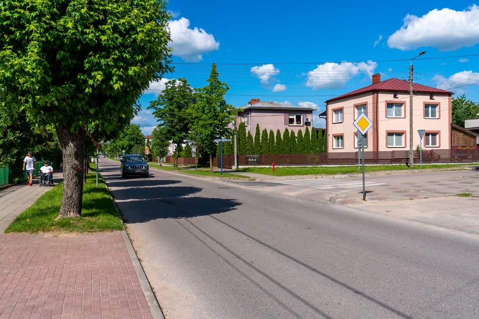 Jednorodzinne domy w Mońkach wyglądają jak kwadratowy klocek. Były budowane za pierwsze zarobione dolary