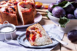 Błyskawiczny placek ze śliwkami z przepisu Ewy Wachowicz. Obłędnie pyszny i prosty