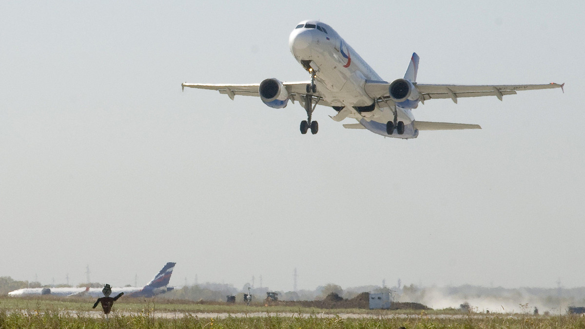 Airbus A320 bułgarskich linii lotniczych Bulgaria Air, lecący dzisiaj z Sofii do Moskwy, z powodu usterki silnika musiał zawrócić i wylądował awaryjnie na lotnisku sofijskim - poinformowało radio publiczne.