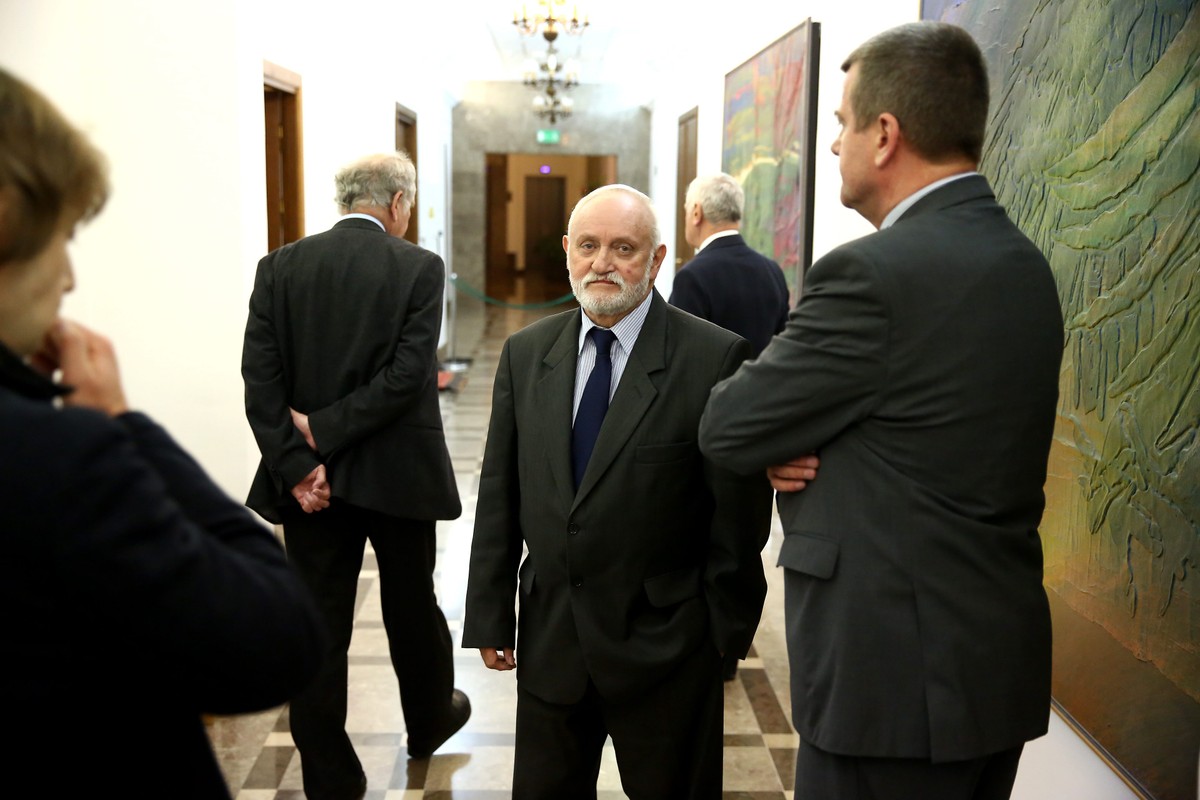 Ustępujący sekretarz PKW i szef Krajowego Biura Wyborczego Kazimierz Czaplicki podczas manifestacji przed PKW