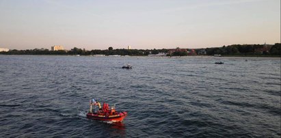 Poruszające zdjęcie z plaży w Gdańsku. Łańcuch życia na ratunek człowiekowi... To trzeba zobaczyć!