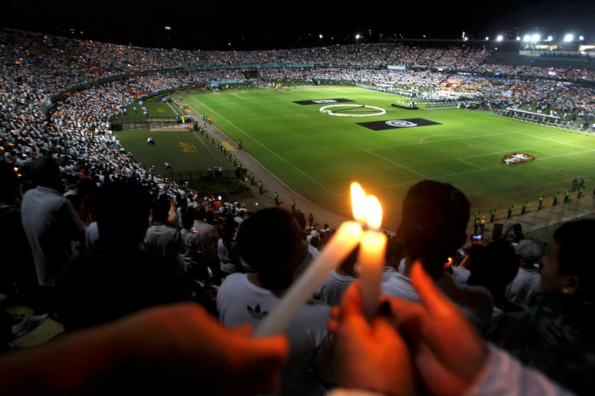 Trumny z ciałami zawodników i czuwanie na stadionie w Medellin