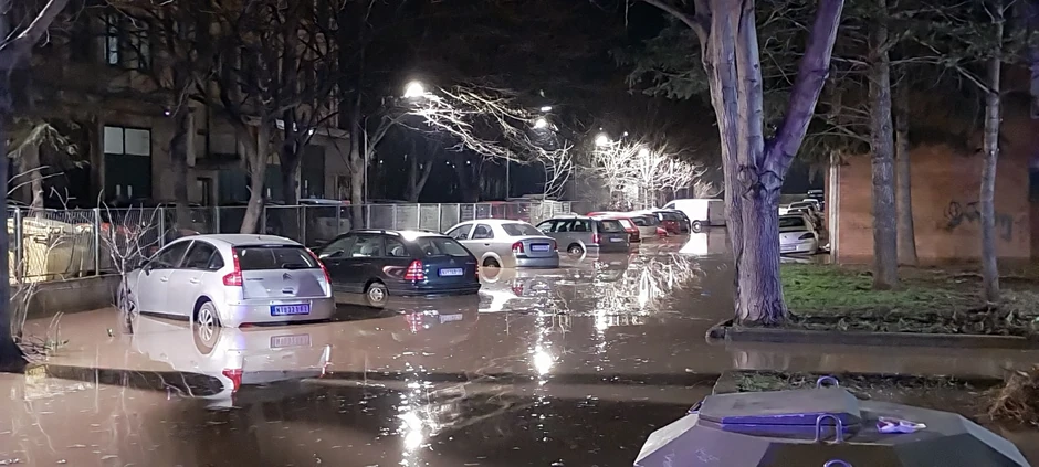 Poplava u Ulici Branka Krsmanovića u Nišu nakon pucanja cevovoda