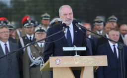 Macierewicz wręczył odznaczenia resortowe oraz awanse na wyższe stopnie oficerskie