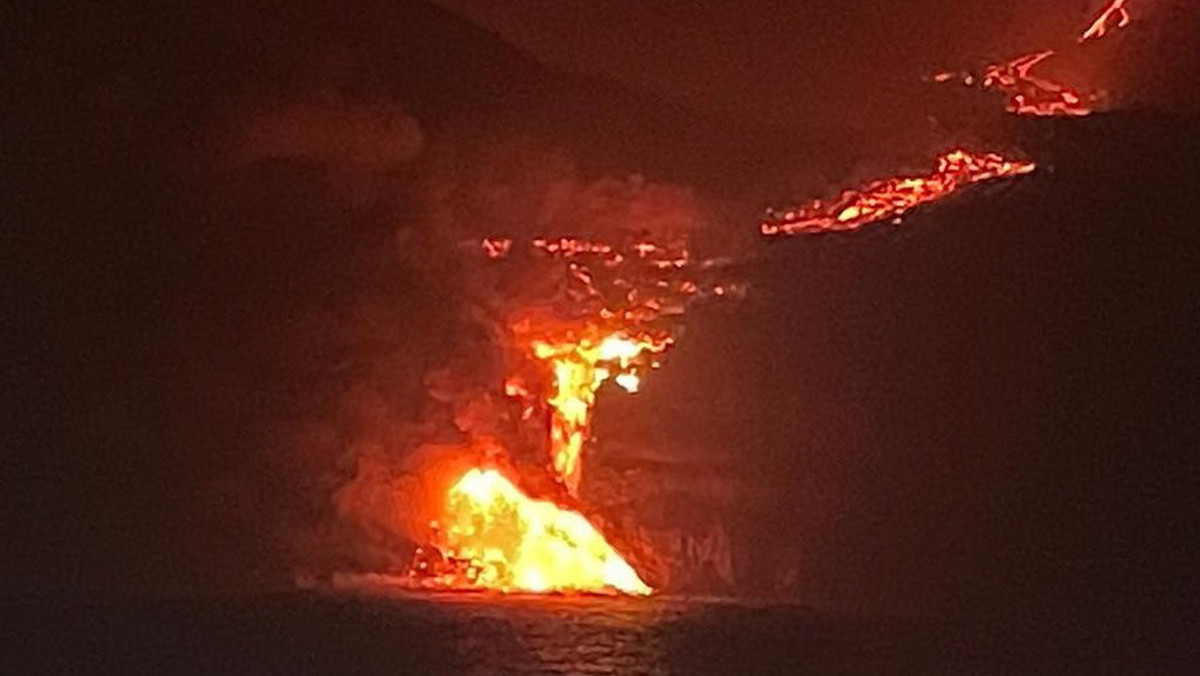 Wybuch wulkanu na La Palmie. Lawa dotarła do oceanu