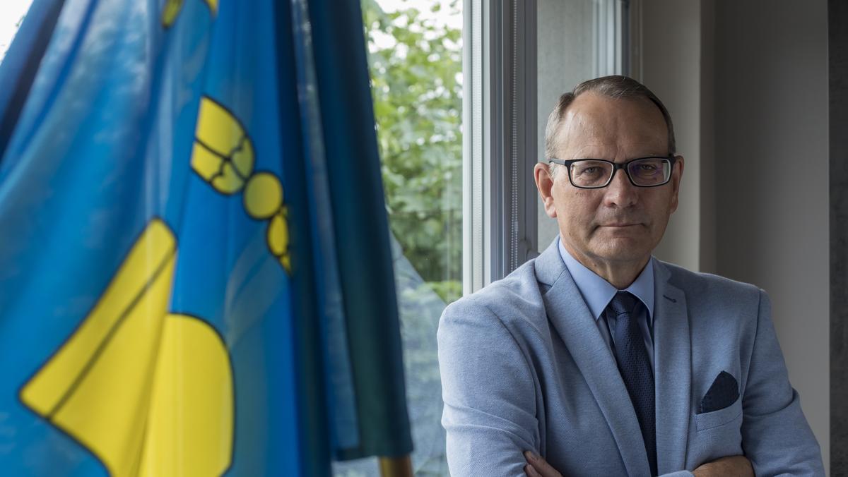 Eugeniusz Kłopotek w swoim biurzew urzędzie w Warlubiu, 24 czerwca 2021 r.