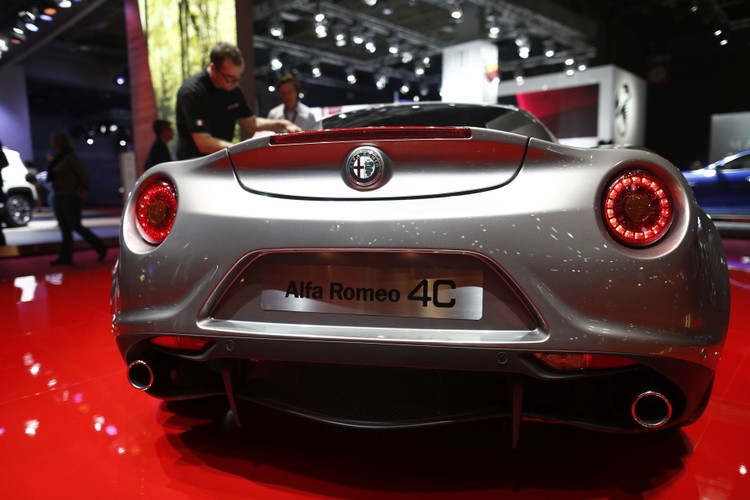 Alfa Romeo 4C to dwumiejscowe coupé. Auto napędzane jest na tylną oś czterocylindrowym silnikiem benzynowym z turbodoładowaniem o pojemność skokowej 1750 cm3 i mocy powyżej 200 KM. Model C4 osiąga prędkość maksymalną ponad 250 km/h.<br><br> fot. Simon Dawson/Bloomberg.