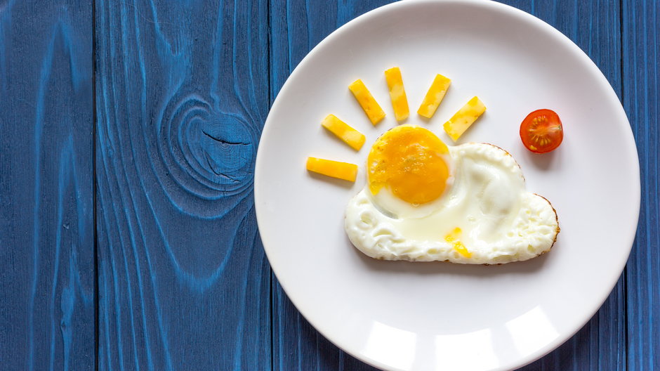 Jajko sadzone w kształcie chmurki lub psa na śniadanie. Podpowiadamy też jak otrzymać inne kształty