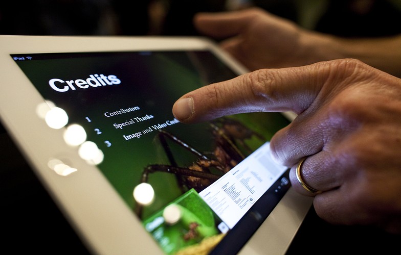 Kolejnym patentem jest elastyczny ekran, który może zostać zintegrowany z osłoną iPada, wykorzystany, jako podstawka czy sterowanie konsolą podczas grania.