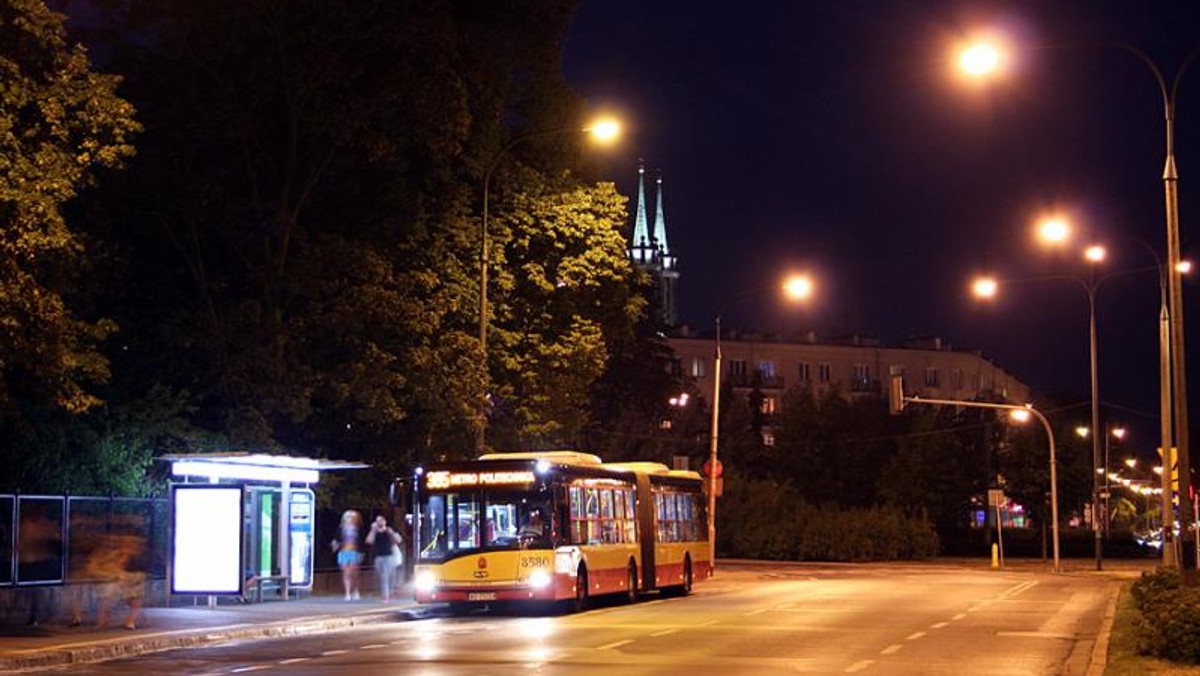 Dobra wiadomość dla tych, którzy lubią spędzać weekendowe wieczory nad Wisłą w Warszawie. Zarząd Transportu Miejskiego uruchamia ponownie linię autobusową 385, która będzie kursować wzdłuż lewego brzegu rzeki. Dzięki niej mieszkańcy stolicy będą mogli łatwiej i bezpieczniej wrócić w nocy do domu.