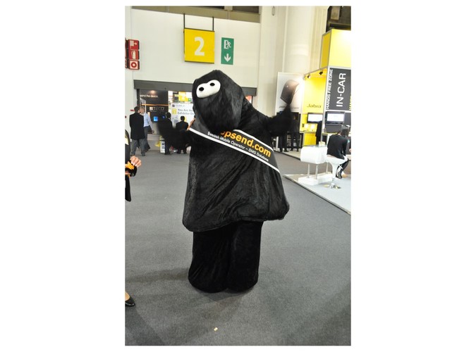 Żywa maskotka jednego ze stoisk