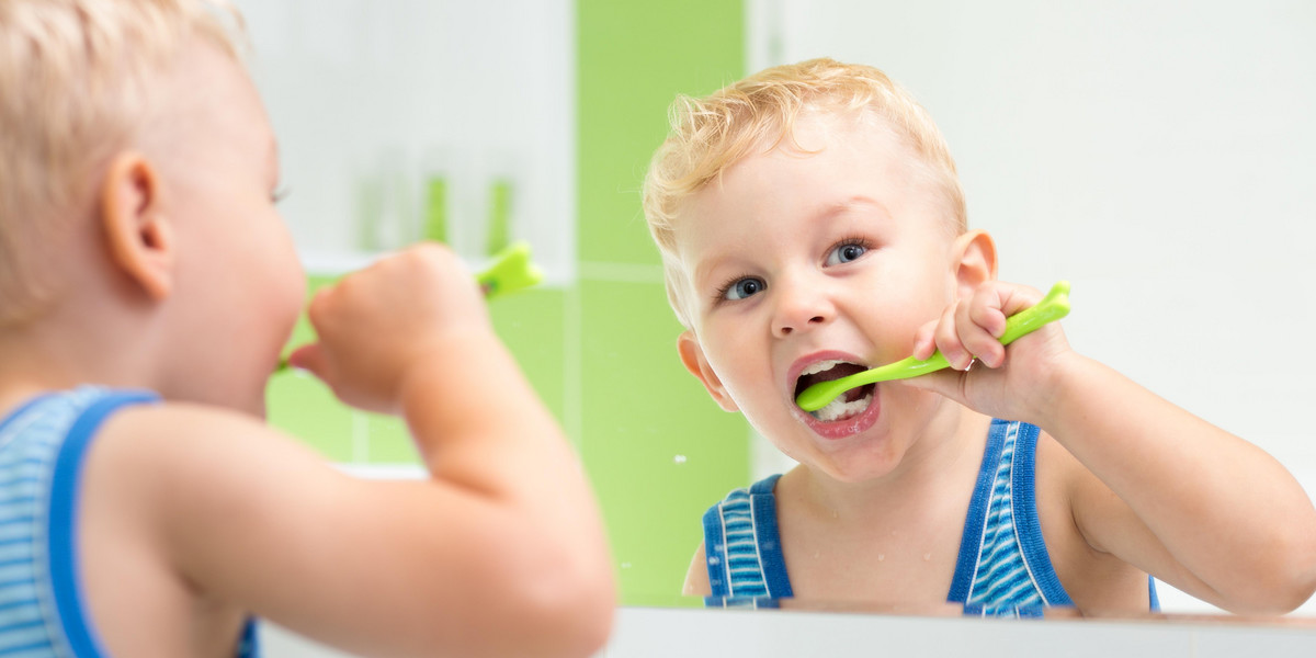 Jak uczyć myć zęby? Najlepszym wzorem dla dziecka są rodzice