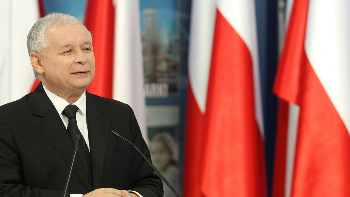 Prezes PiS Jarosław Kaczyński uważa, że wypowiedź szefa polskiej dyplomacji Radosława Sikorskiego dotycząca kibiców "świadczy o braku panowania nad sobą". Znanego zresztą, jeśli chodzi o jego osobę - powiedział dzisiaj lider PiS. - Po prostu nerwy ponoszą i stąd tego rodzaju wypowiedź - dodał.
