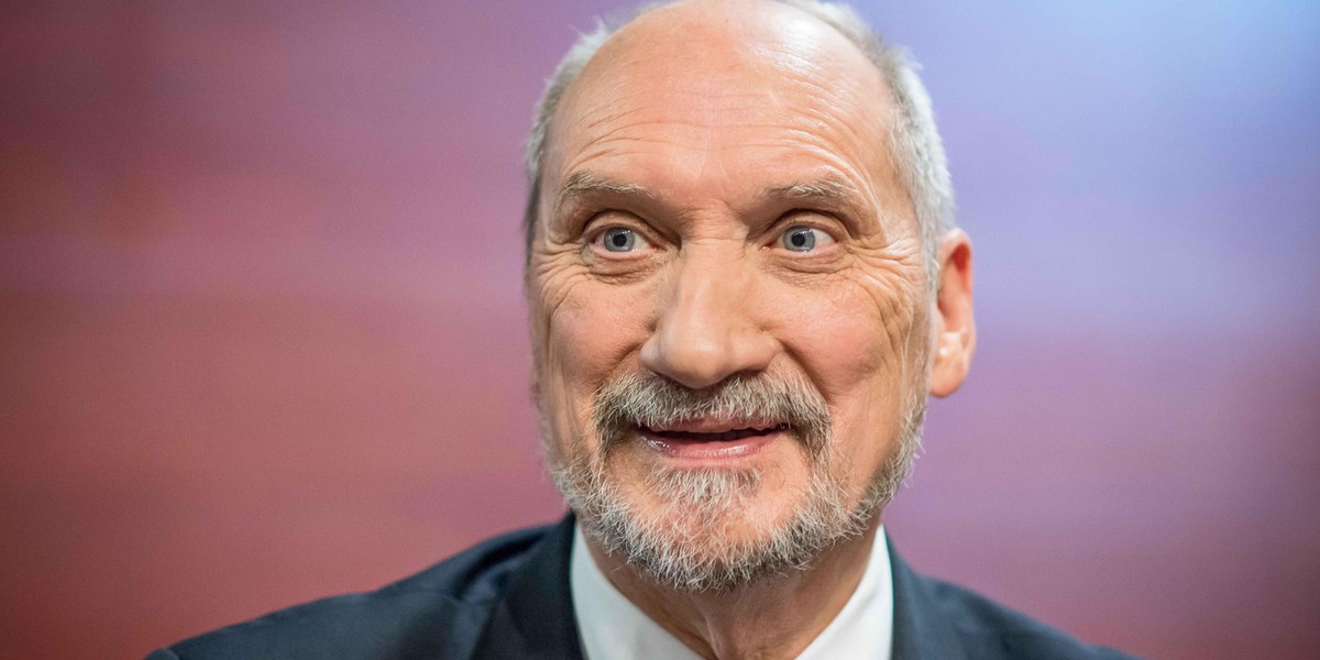 Wściekły Macierewicz zrugał posła PiS? PO publikuje zdjęcia