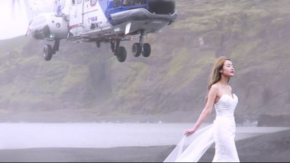 Durva fejetlenség! Majdnem lenyakazta az esküvői modellt a mentőhelikopter! - Videó!
