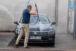 Jak umyć samochód na myjni bezdotykowej?