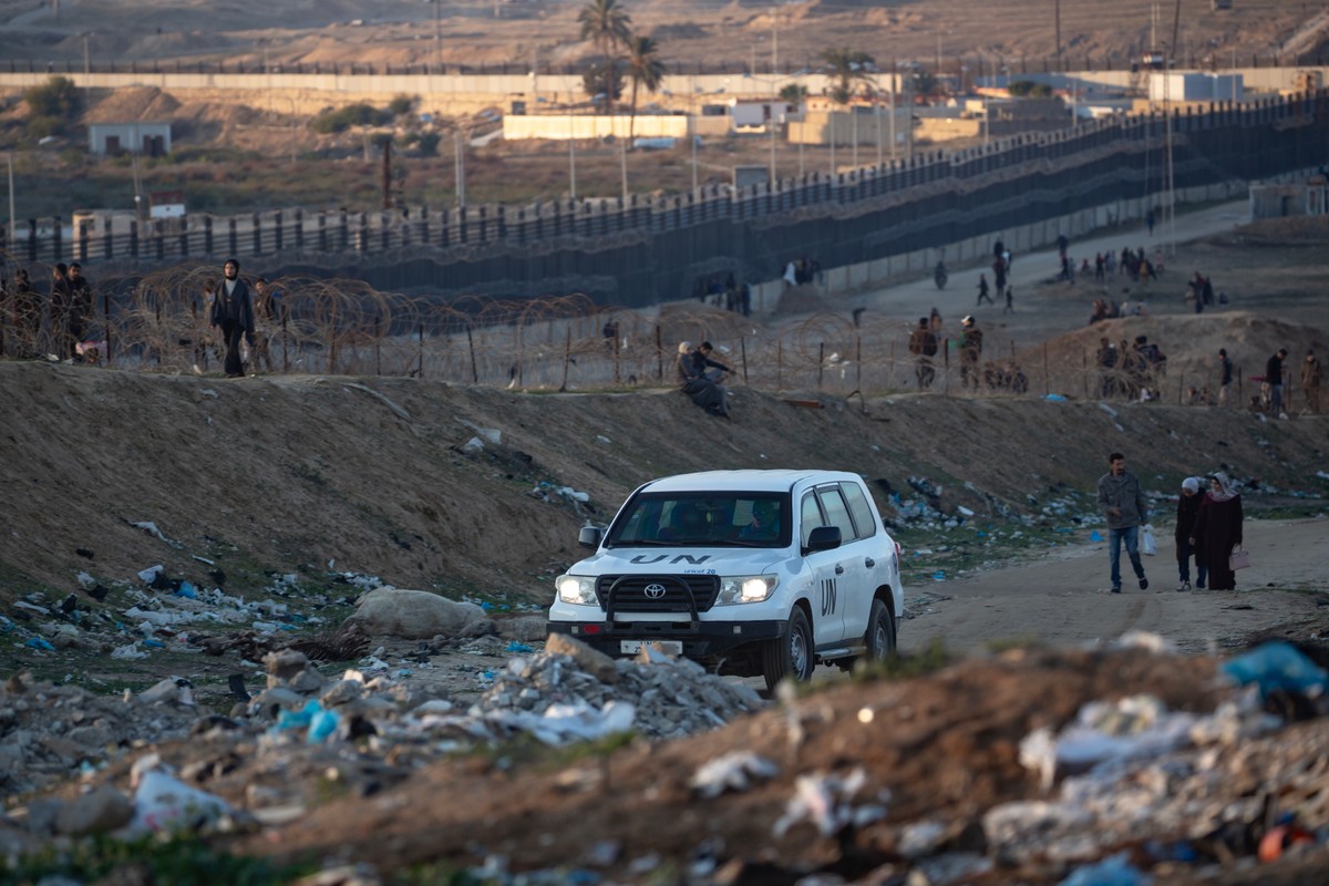 Displaced Palestinians flee to Gaza-Egypt border