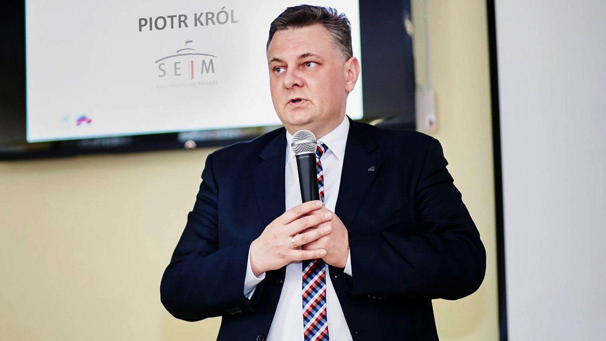 Bydgoski poseł Piotr Król z PiS zamierza walczyć o ujawnienie informacji związanych z finansami portu lotniczego, do których odmówiono mu dostępu. W rozmowie z Onetem proponuje też, by wymieniono kierownictwo spółki zarządzającej lotniskiem oraz by miasto nabyło w niej więcej udziałów.