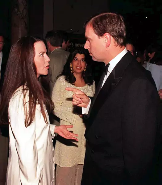 Spotkanie po latach. Koo Stark i książę Andrzej w 1988 r. na otwarciu wystawy w Londynie
