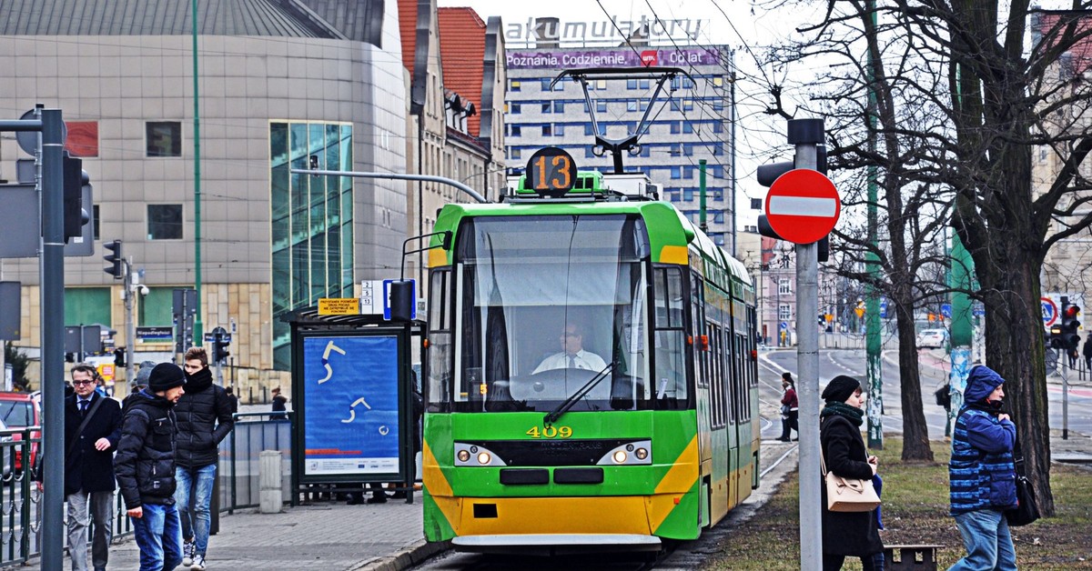 Ksenofobiczne zdarzenie w tramwaju w Poznaniu. Dwóch mężczyzn znieważyło i pobiło cudzoziemca – grozi im 5 lat więzienia