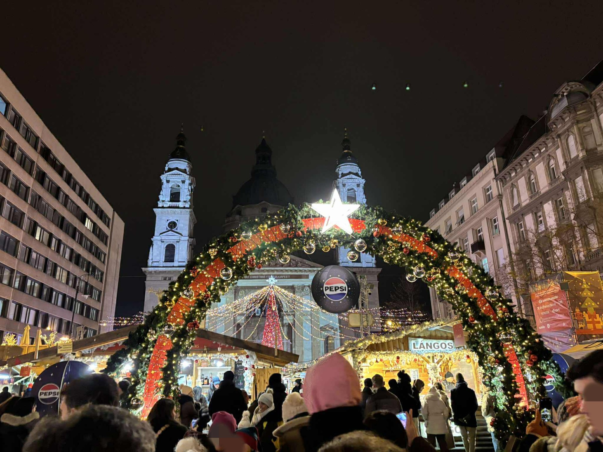 Vianočné trhy na Námestí svätého Štefana v Budapešti. 
