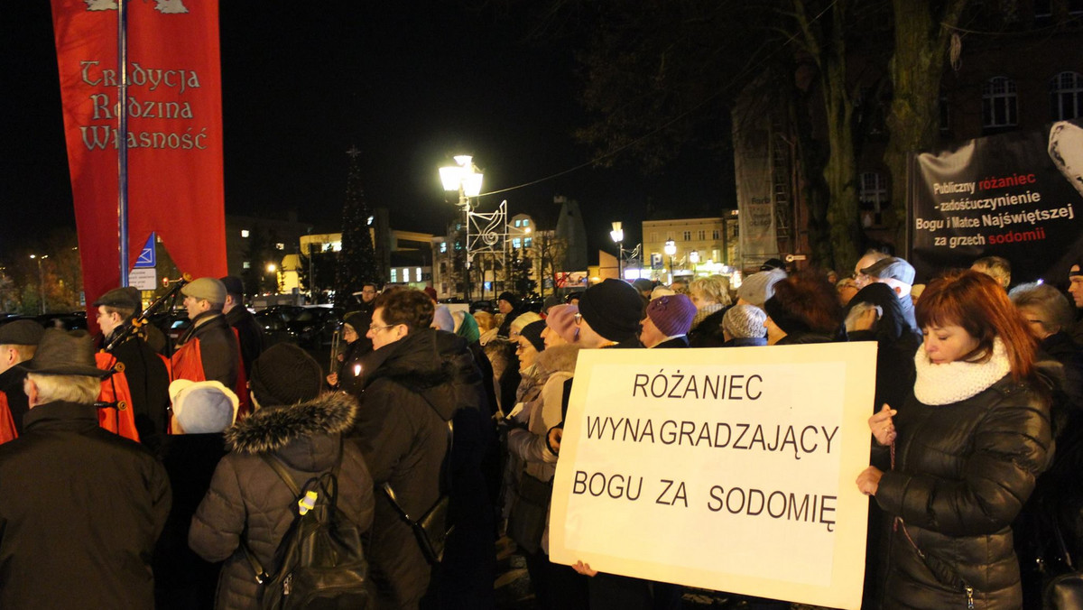 - Katolicy muszą funkcjonować w przestrzeni publicznej, nie możemy zamykać się tylko w kościele. W przeciwnym razie nasza religia przestanie istnieć – tłumaczą nam przedstawiciele Krucjaty Młodych, którzy w tym tygodniu zorganizowali publiczny Różaniec w intencji odnowy moralnej prezydenta Roberta Biedronia. Jak dowiedział się Onet, publiczne modlitwy szykują się też w Gdańsku, i najprawdopodobniej także w Gdyni, Wejherowie i Tczewie.