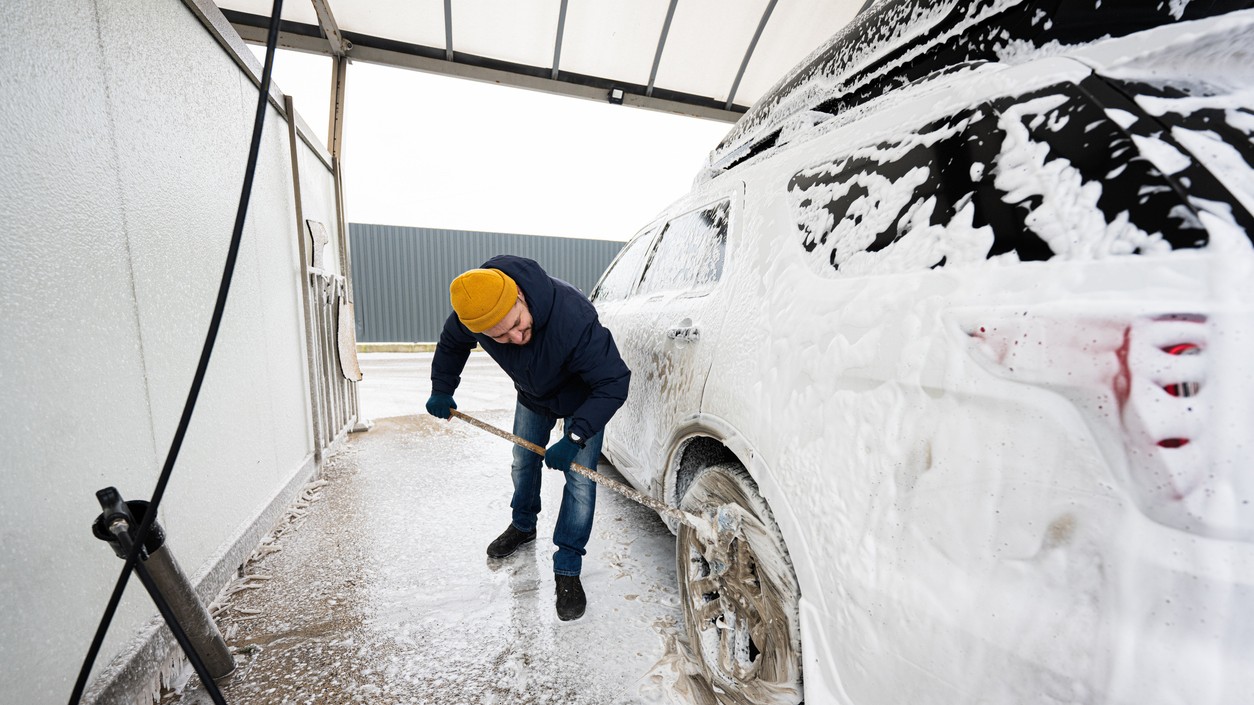 Umývanie auta v zime: Kedy má zmysel a čomu sa vyhnúť. 
