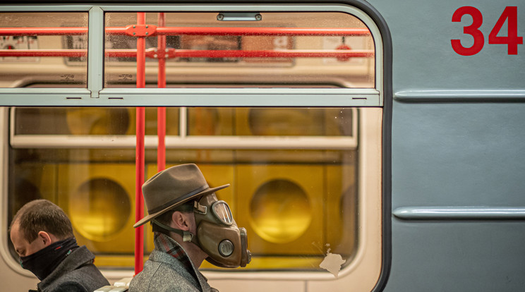 Gázmaszkot viselő férfi utazik a prágai metrón / Fotó: MTI EPA