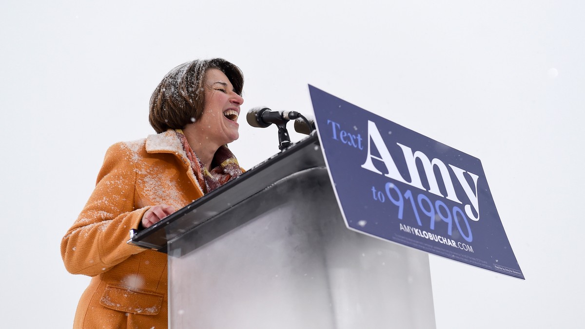 Amy Klobuchar, senatorka z Minnesoty i kandydatka w prawyborach na urząd prezydenta Stanów Zjednoczonych wycofała się z wyścigu o urząd i zakończyła swoją kampanię prezydencką - informuje "Washington Post". Klobuchar zapowiedziała, że poprze innego kandydata Joe Bidena.